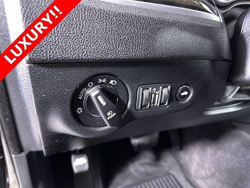 Used 2018 Chrysler 300 Limited image 18