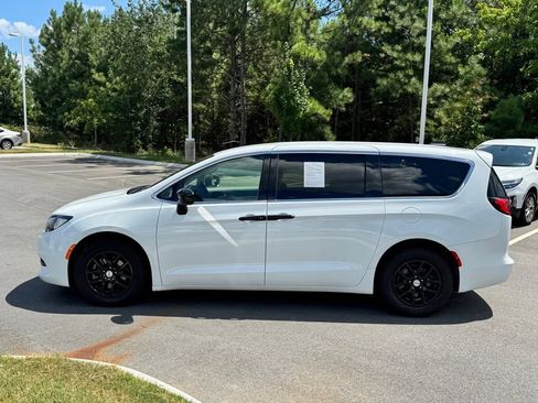 Used 2023 Chrysler Voyager LX FWD image 3