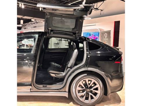 Used 2025 Tesla Model X image 9
