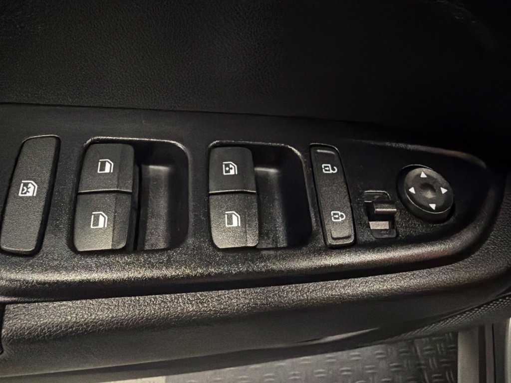 Used 2022 Hyundai Venue Limited FWD image 16
