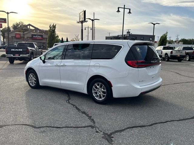 Used 2025 Chrysler Pacifica Select FWD image 4