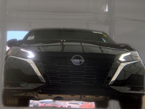 Used 2025 Nissan Altima 2.5 SV FWD image 10