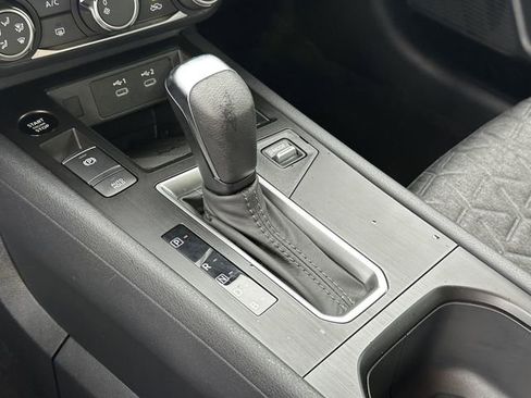 Certified 2025 Nissan Kicks SV image 31