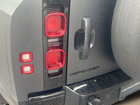 Used 2025 Land Rover Defender 130 X-Dynamic SE AWD/4WD image 12