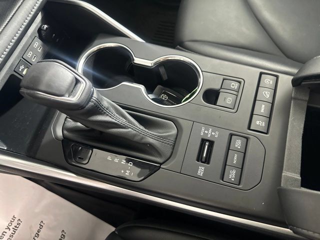 Used 2022 Toyota Highlander XLE AWD/4WD image 15