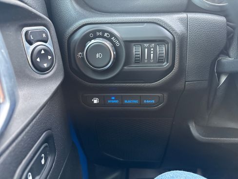 Used 2021 Jeep Wrangler Unlimited Sahara w/ Cold Weather Group image 15