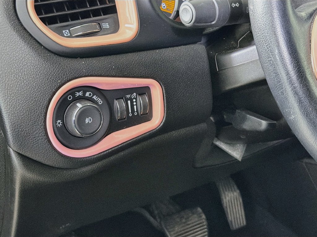 Used 2023 Jeep Renegade Latitude w/ Premium Group AWD/4WD image 13