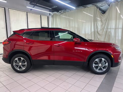 Used 2025 Chevrolet Blazer LT FWD image 3