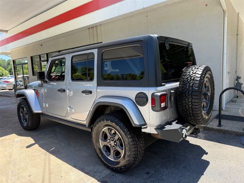 Used 2019 Jeep Wrangler Unlimited Sahara AWD/4WD image 9