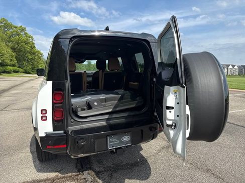 New 2025 Land Rover Defender 130 X-Dynamic SE image 7