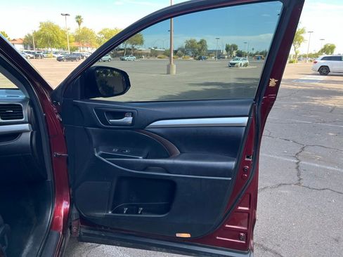 Used 2017 Toyota Highlander XLE image 19