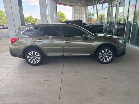 Used 2018 Subaru Outback 3.6R Touring AWD/4WD image 2