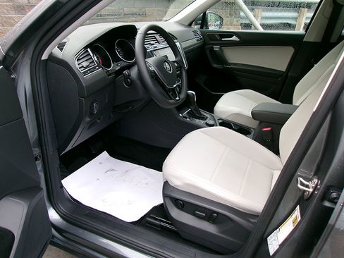 Used 2020 Volkswagen Tiguan SE w/ Panoramic Sunroof Package AWD/4WD image 14