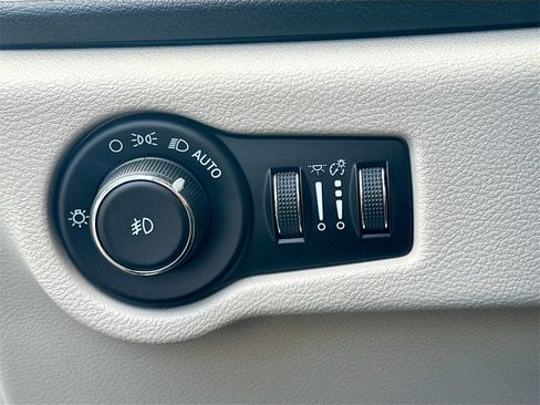 Used 2018 Chrysler Pacifica Touring-L image 11