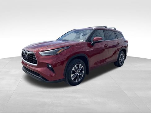 Used 2022 Toyota Highlander XLE AWD/4WD image 7