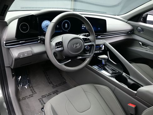 Certified 2025 Hyundai Elantra SEL image 11