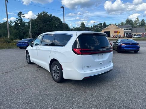 Used 2024 Chrysler Pacifica Limited FWD image 3