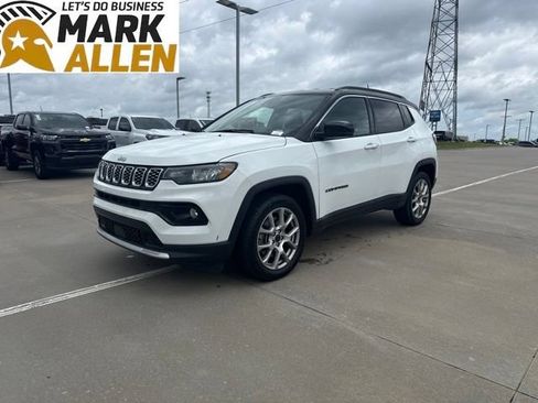 Used 2025 Jeep Compass Limited AWD/4WD image 2