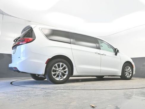 Used 2023 Chrysler Pacifica Touring-L image 33