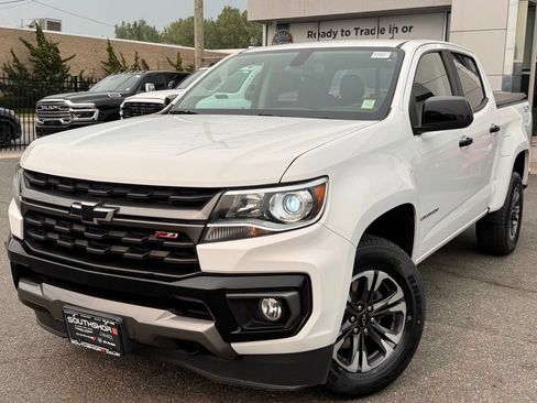 Used 2022 Chevrolet Colorado Z71 AWD/4WD image 3