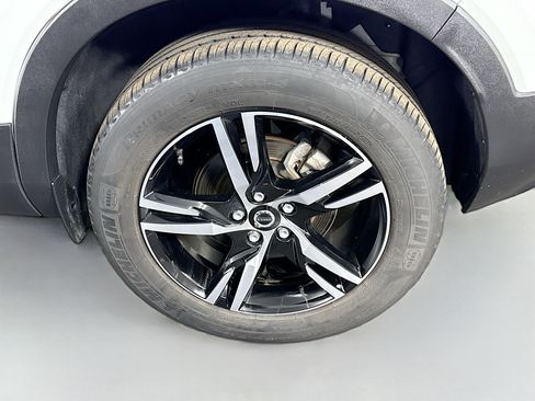 Used 2023 Volvo XC40 B5 Plus image 37