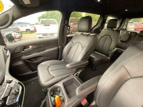 Used 2026 Chrysler Pacifica Select FWD image 13