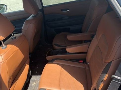 Used 2025 Nissan Pathfinder Platinum image 7