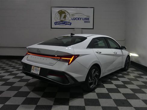 Used 2025 Hyundai Elantra Limited FWD image 10
