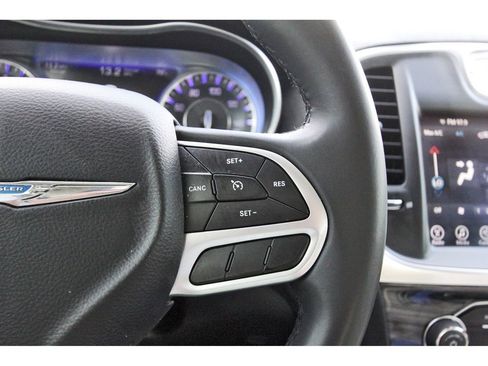 Used 2017 Chrysler 300 Limited image 20