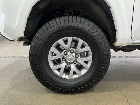 Used 2016 Toyota Tacoma SR5 w/ SR5 Appearance Package (SN) AWD/4WD image 21