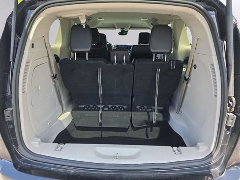 Used 2024 Chrysler Pacifica Limited FWD image 14