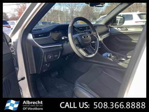 New 2025 Jeep Grand Cherokee Altitude image 9