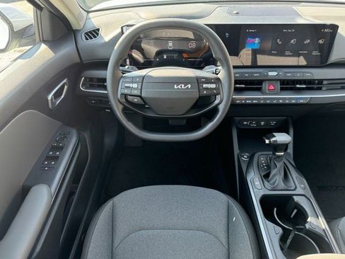 New 2025 Kia K4 LXS image 12