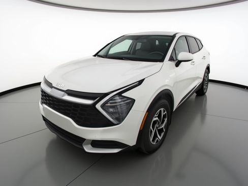 Used 2025 Kia Sportage LX image 3