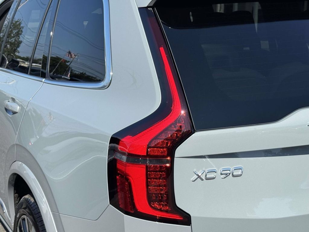 Used 2026 Volvo XC90 B6 Plus w/ Protection Package AWD/4WD image 8
