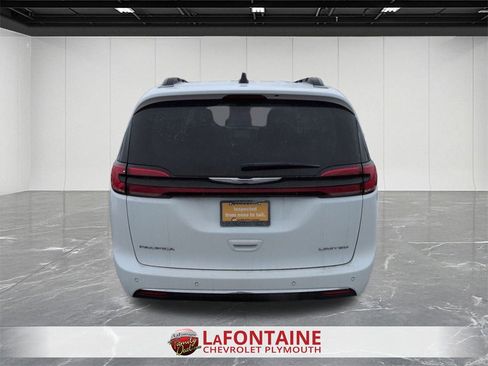 Used 2023 Chrysler Pacifica Limited image 7