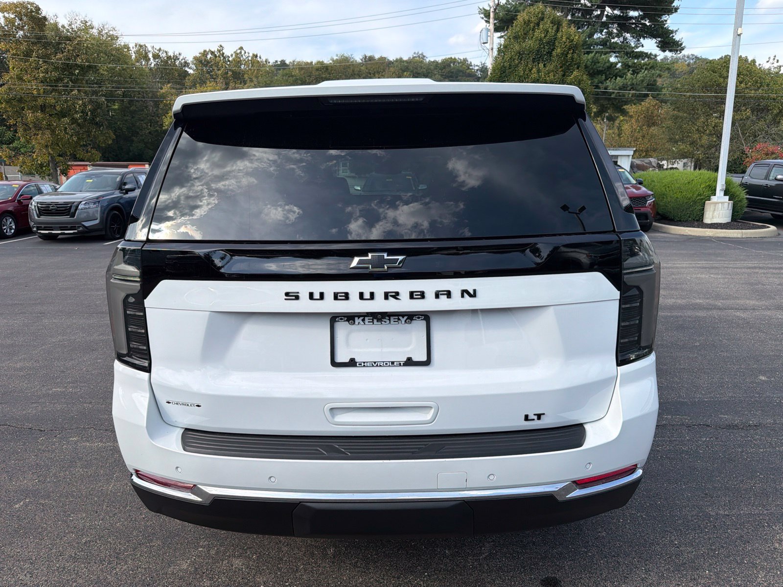 Used 2025 Chevrolet Suburban LT w/ Comfort Package AWD/4WD image 4