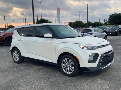 Used 2021 Kia Soul LX FWD image 3