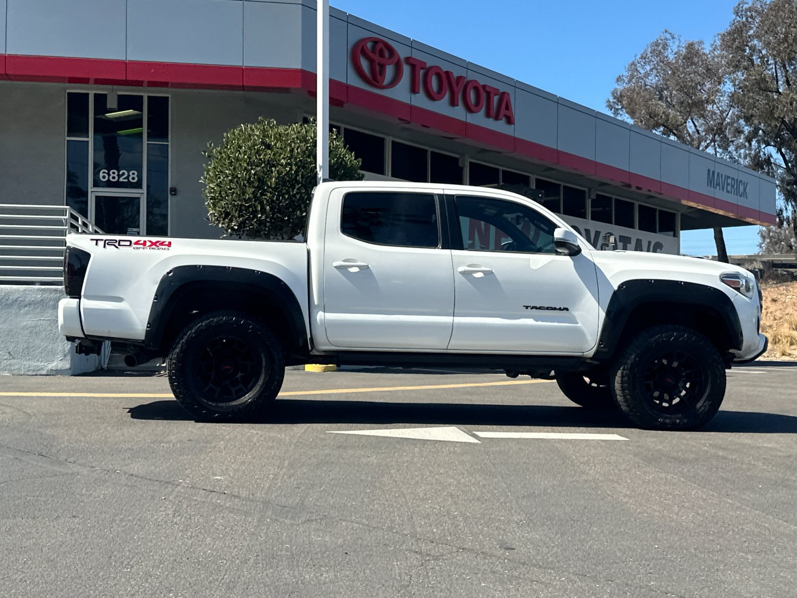 Used 2018 Toyota Tacoma TRD Off-Road w/ Technology Package AWD/4WD image 6
