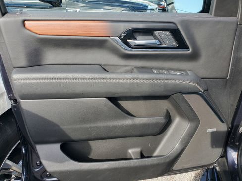 Used 2025 GMC Yukon Denali RWD image 19