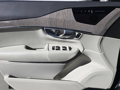 Used 2024 Volvo XC90 B6 Plus image 23