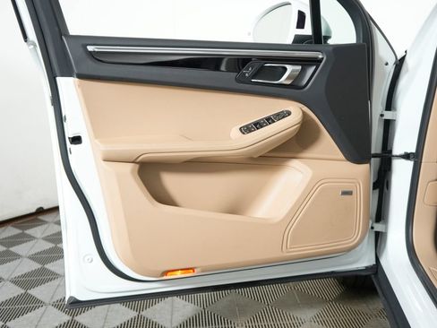 Certified 2021 Porsche Macan AWD/4WD image 18