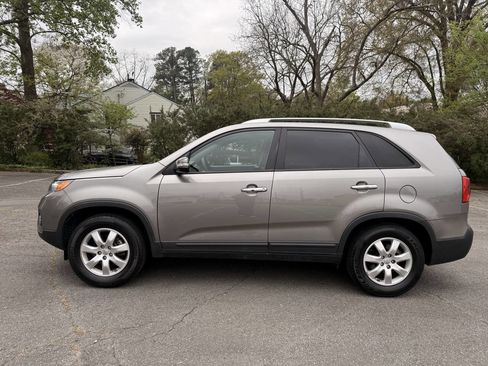 Used 2013 Kia Sorento LX w/ Convenience Pkg image 2