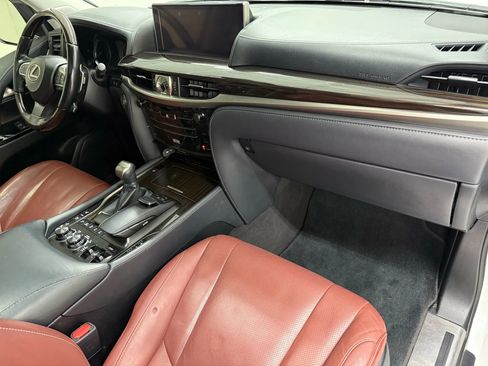 Used 2020 Lexus LX 570 4WD w/ 3rd Row & Luxury Pkg image 11