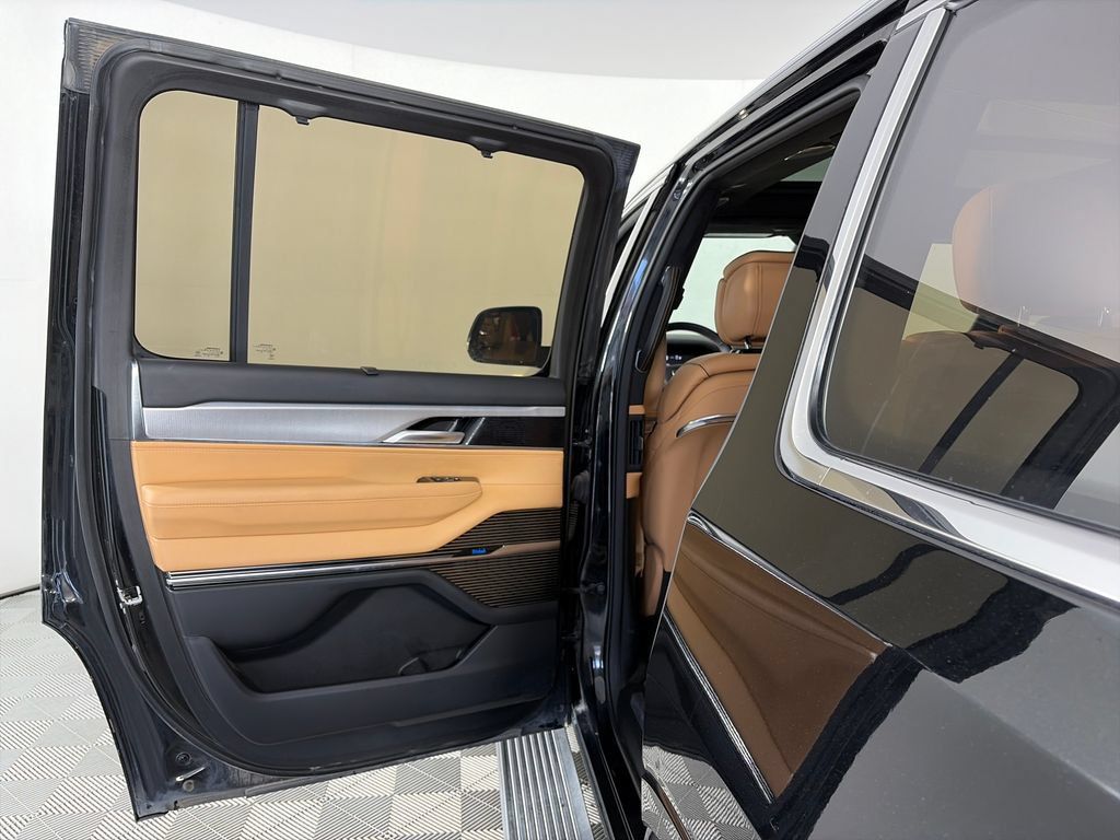Used 2023 Jeep Grand Wagoneer Series III AWD/4WD image 12