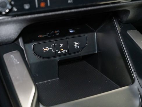 Certified 2025 Kia Sorento LX image 19