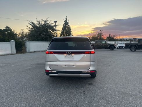 Used 2022 Kia Carnival LX image 7