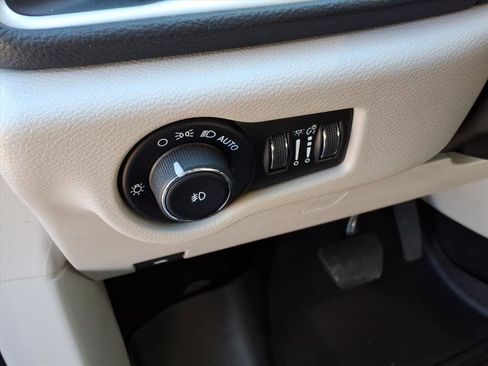 Used 2024 Chrysler Pacifica Select image 17