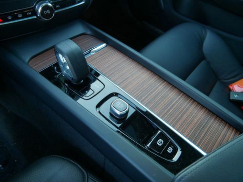 Used 2024 Volvo V60 B5 Cross Country Plus w/ Protection Package Premier image 19