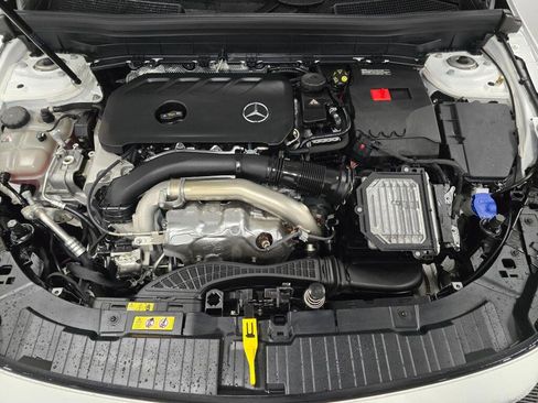 Used 2025 Mercedes-Benz GLB 250 4MATIC image 10